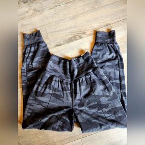 Athleta Salutation Jogger Camo XSP